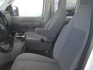 Ford Econoline Wagon 2011 photo 2