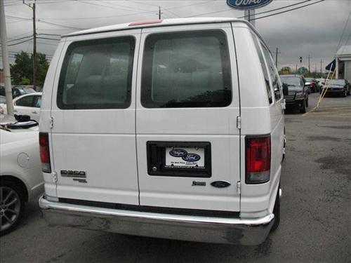 Ford Econoline Wagon 2011 photo 2