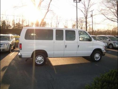 Ford Econoline Wagon 2011 photo 2