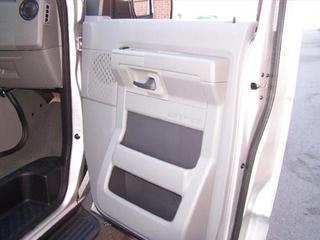 Ford Econoline Wagon 2011 photo 2