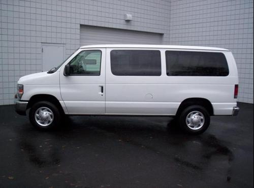Ford Econoline Wagon 2011 photo 1