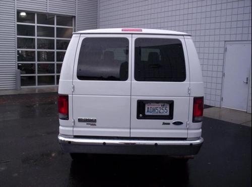 Ford Econoline Wagon 2011 photo 2