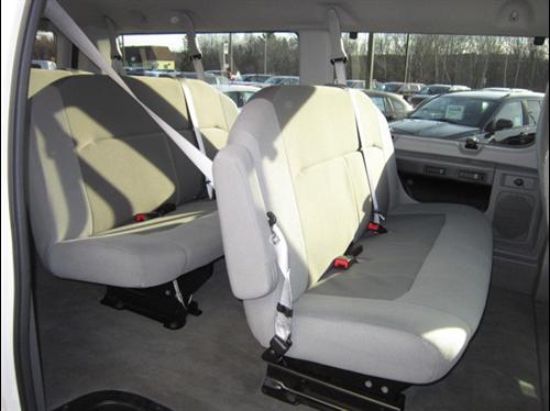 Ford Econoline Wagon 2011 photo 2