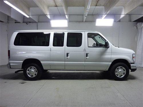 Ford Econoline Wagon 2011 photo 2