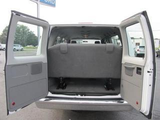 Ford Econoline Wagon 2011 photo 2