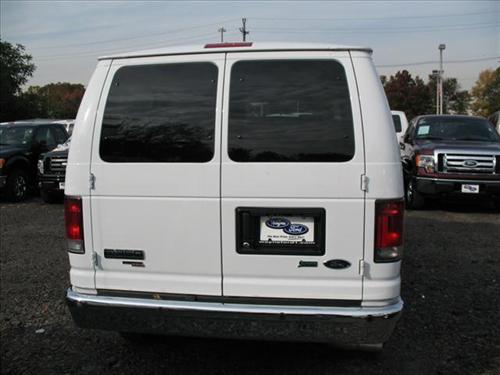 Ford Econoline Wagon 2011 photo 2
