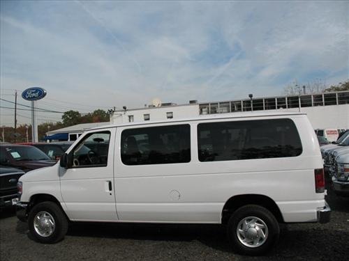 Ford Econoline Wagon 2011 photo 3