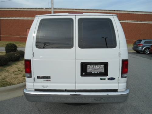 Ford Econoline Wagon 2011 photo 2