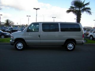 Ford Econoline Wagon 2011 photo 2