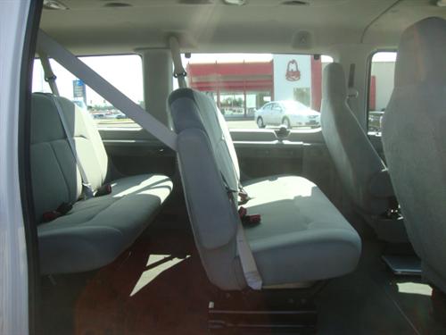 Ford Econoline Wagon 2011 photo 2