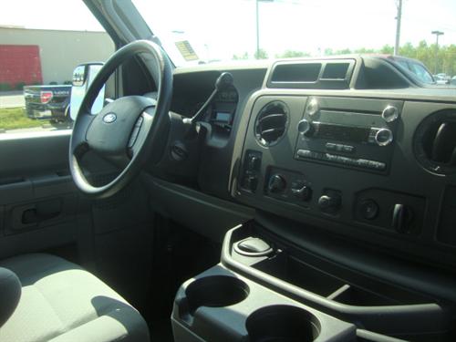 Ford Econoline Wagon 2011 photo 3