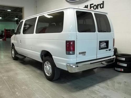 Ford Econoline Wagon 2011 photo 2