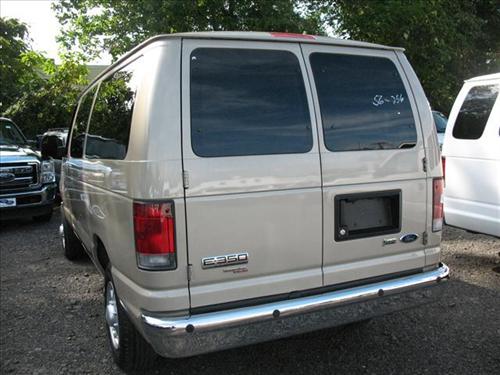 Ford Econoline Wagon 2011 photo 2