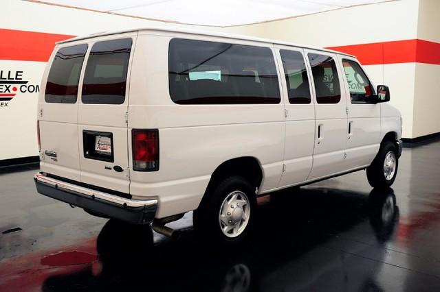 Ford Econoline Wagon 2011 photo 3