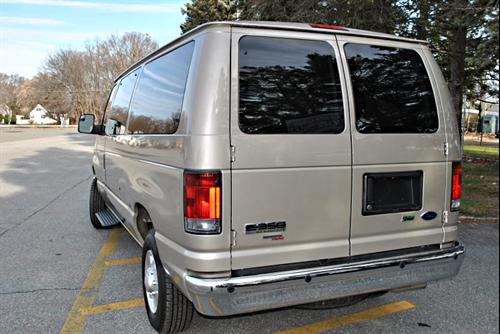 Ford Econoline Wagon 2011 photo 1