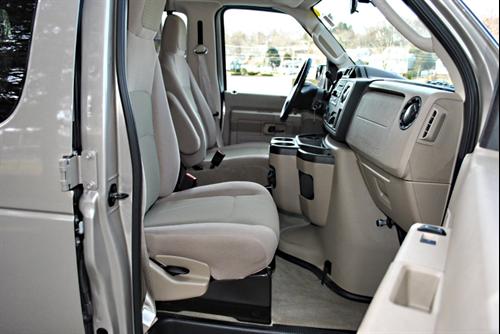 Ford Econoline Wagon 2011 photo 2