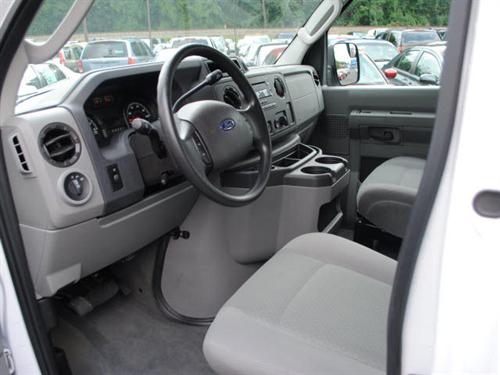 Ford Econoline Wagon 2011 photo 2