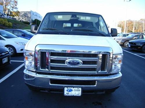Ford Econoline Wagon 2011 photo 2