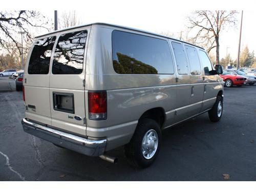 Ford Econoline Wagon 2011 photo 2