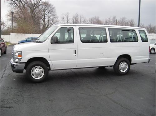 Ford Econoline Wagon 2011 photo 2