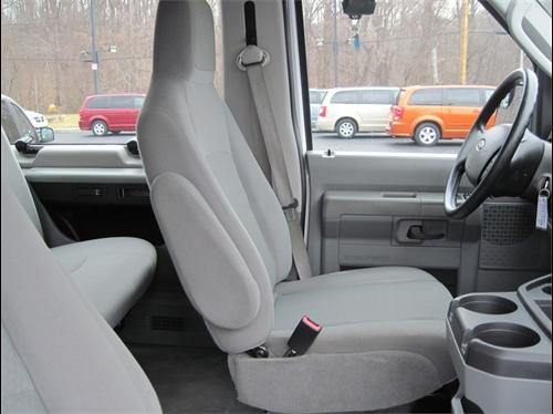 Ford Econoline Wagon 2011 photo 4