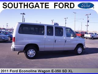 Ford Econoline Wagon 2011 photo 4