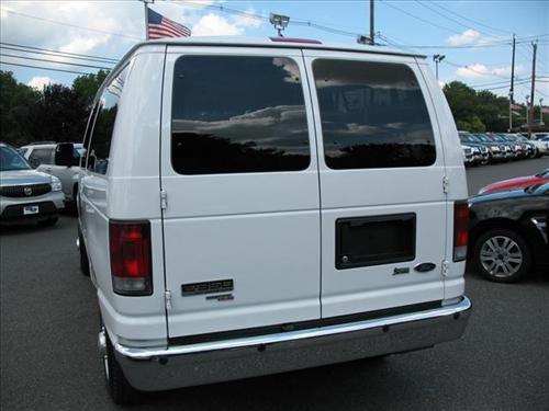 Ford Econoline Wagon 2011 photo 3