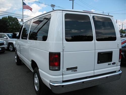 Ford Econoline Wagon 2011 photo 4