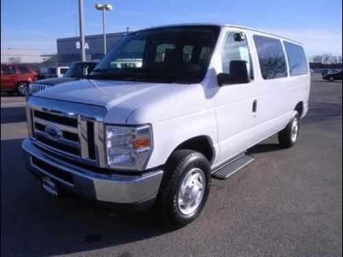 Ford Econoline Wagon 2011 photo 2