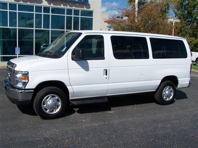 Ford Econoline Wagon 2011 photo 2