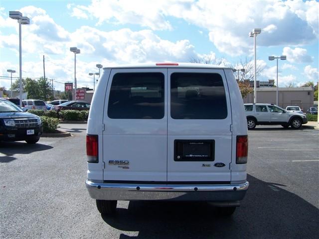 Ford Econoline Wagon 2011 photo 4
