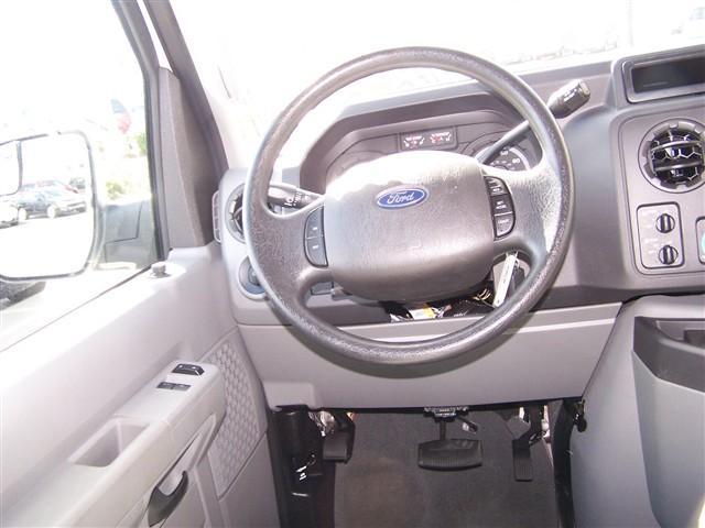 Ford Econoline Wagon 2011 photo 5