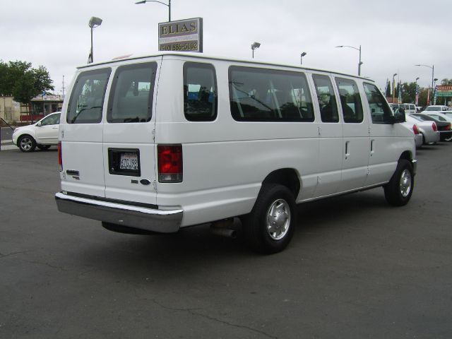 Ford Econoline Wagon 2011 photo 2
