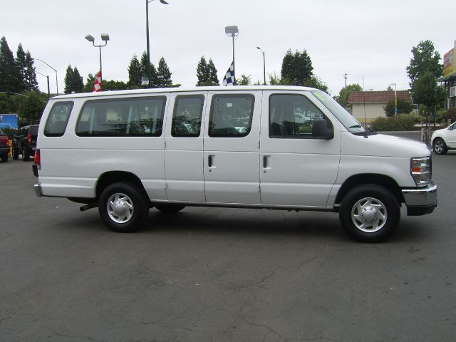Ford Econoline Wagon 2011 photo 3