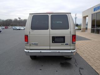 Ford Econoline Wagon 2011 photo 2