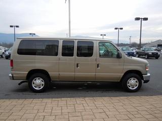Ford Econoline Wagon 2011 photo 3