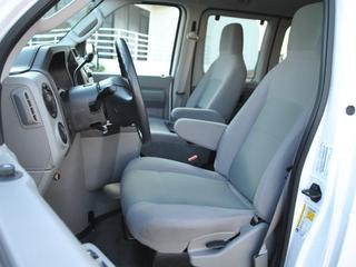 Ford Econoline Wagon 2011 photo 2