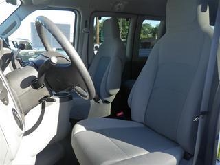 Ford Econoline Wagon 2011 photo 2
