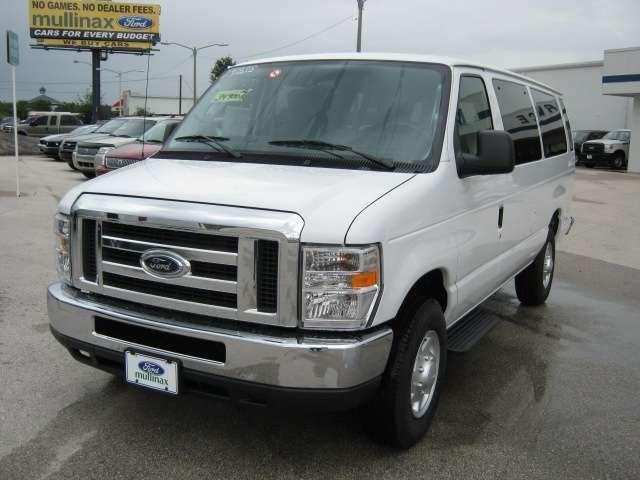 Ford Econoline Wagon 2011 photo 2