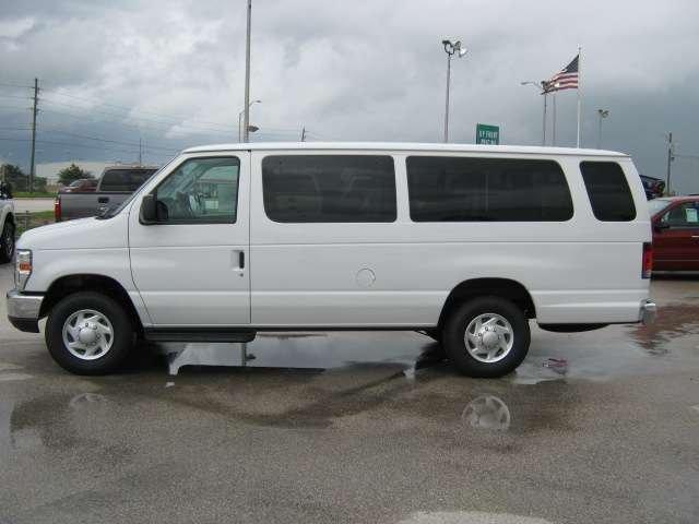 Ford Econoline Wagon 2011 photo 3