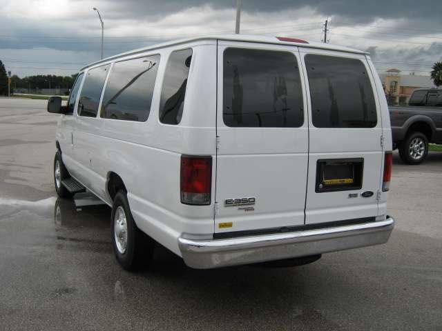 Ford Econoline Wagon 2011 photo 4