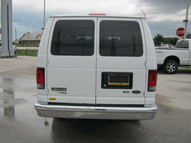 Ford Econoline Wagon 2011 photo 5