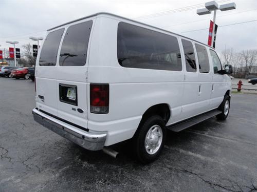 Ford Econoline Wagon 2011 photo 2