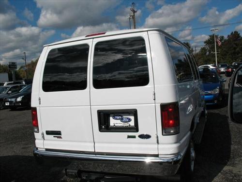Ford Econoline Wagon 2011 photo 2