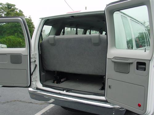 Ford Econoline Wagon 2011 photo 2