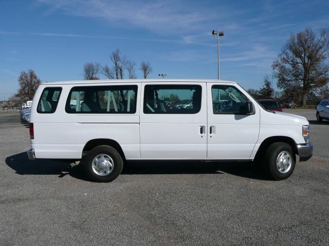 Ford Econoline Wagon 2011 photo 1