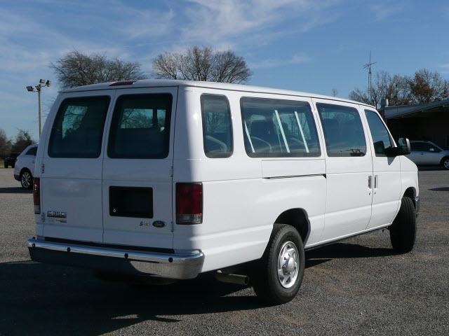 Ford Econoline Wagon 2011 photo 2