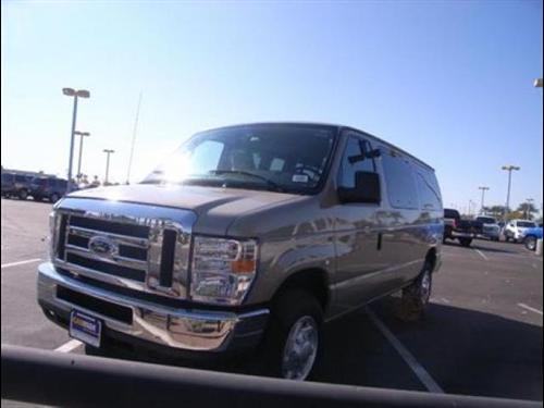 Ford Econoline Wagon 2011 photo 2