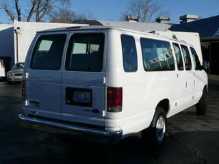 Ford Econoline Wagon 2011 photo 2