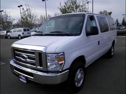 Ford Econoline Wagon 2011 photo 2